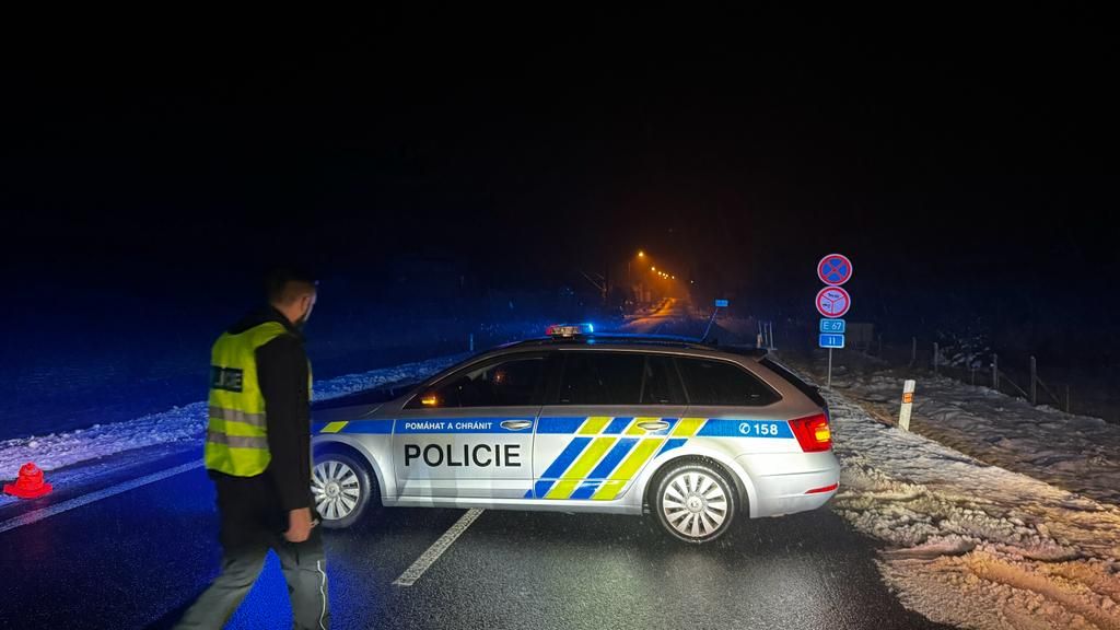 Řidič na Nymbursku přejel mladého muže a ujel